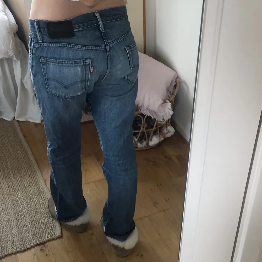 Jeans från Levis i bra skick😍oklar storlek men tippar på 38 i damstorlek (jag har normalt storlek 36 och är 175cm). Jeans & Byxor.