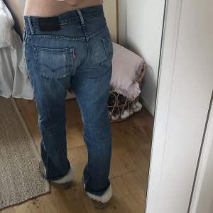 Jeans från Levis i bra skick😍oklar storlek men tippar på 38 i damstorlek (jag har normalt storlek 36 och är 175cm)