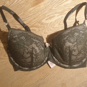 Hunkemöller Theresa  - Formpressad bygel-bh i strl 32E / 70E. Köpt på Sellpy, men var fel storlek. Verkar knappast ha blivit använd, så mao i mycket gott skick