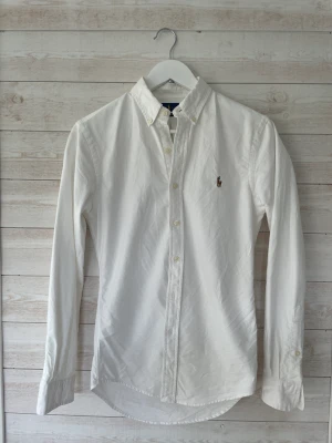 Ralph Lauren skjorta (slim fit) - Helt ny Ralph Lauren skjorta (slimfit), den är nyskick eftersom bara använt den en gång och sedan växt ur den. (Nypris 1600 i butik) vid snabb affär kan priser diskuteras😃