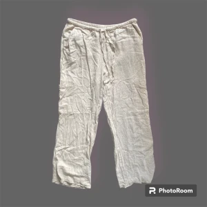 Beiga linnebyxor - Linnebyxor från H&M. Cargobyxor då de har fickor på sidorna. Passar i längden på mig som är 163. 