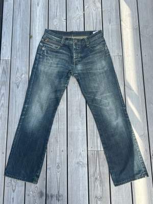 Storlek 30 Straight fit Jeans med sjukt snygg wash och mass små detaljer 