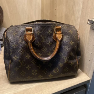 Louis Vuitton speedy 25 - Säljer denna vackert åldrade Louis Vuitton väskan! Inköpt på vestaire collective för ett halvår sedan! Äktighetsbevis tillkommer. Skriv privat för fler bilder eller om ni har frågor! ❤️‍🔥❤️‍🔥