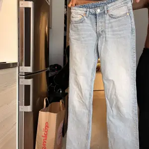 Raka ljusblåa jeans från Weekday. Använda några gånger, har lite slitningar längst ner vid benen. Modellen ”Pin”. Storlek W27 L32, lite långa i benen på mig som är 164 cm lång. 
