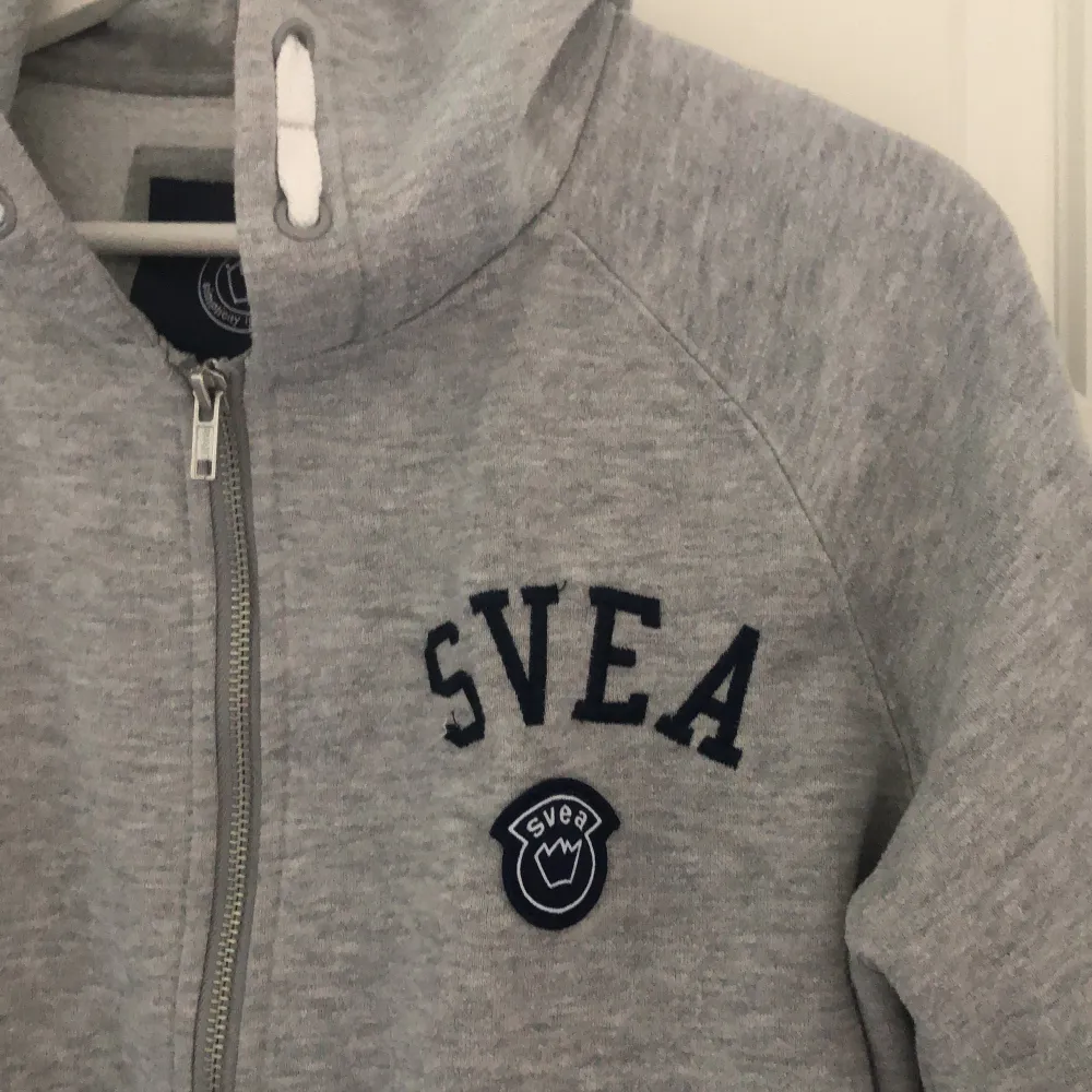 Grå Svea tröja i storlek S. Har inte används på ett tag så därför säljs den. Fint skick. . Hoodies.
