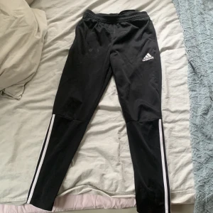 Adidas byxor - Adidas byxor helt nya 90kr