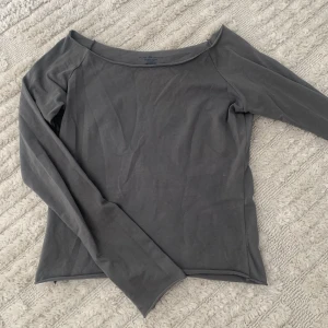 brandy tröja - grå tröja från brandy melville 🫶modellen heter ”bonnie top” i färgen charcoal. slutsåld på hemsidan. säljer då den inte kommer till användning. i nyskick. använd en gång 🫶pris kan diskuteras 