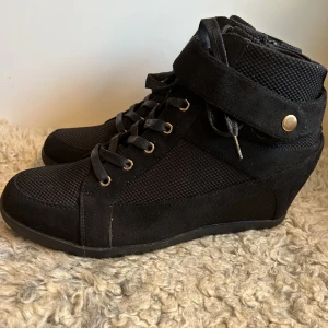 Skor med kilklack  - Säljer nu mina kilklack skor köpta från zalando, aldrig använda då dom va för stora för mig 🤍