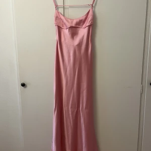 Maxiklänning - Jättefin rosa maxiklänning från zara storlek S som blev populär men säljer den eftersom jag tyvärr inte fått användning av den. Frakt ingår ej i priset