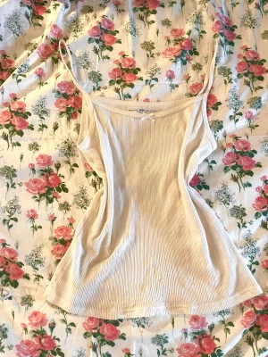 Brandy Melville topp  - Brandy Melville topp! Tar endast swish och frakten ligger på 45kr! Den har en liten fläck som knappt syns som jag försöker visa på bild 2! 💕