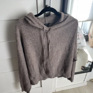 Stickad hoodie - Stickad hoodie från lindex. Inte använd många gånger. Super fin och skön. 