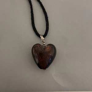 Hjärt halsband - Hjärtat är är mer mörklila än vad det framställs på kamera. Bandet är långt som man knyter själv, så man kan bestämma längden själv!!!❤️‍🔥💜💜