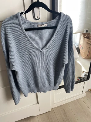 Stickad tröja - Stickad tröja från Pull&Bear. Super skön och fin. Använder inte längre. 