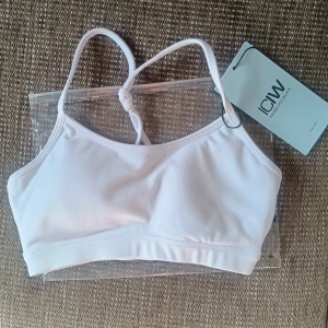 Sport bh ICIW - Helt ny, oanvänd sport bh från I can I will I samarbete med Angelica Blick. Tog för lång tid innan jag kunde byta och är för liten för mig