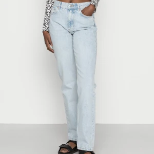 jeans - ljusblåa jeans ifrån gina! säljer då dem är för små och inte används. jättefint skick!