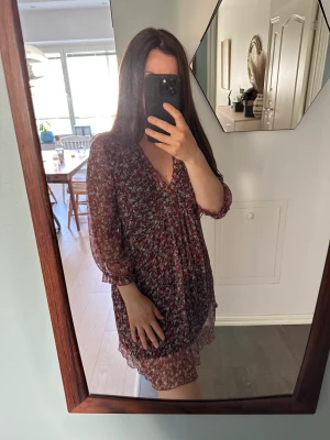 Zara Klänning  - Jag säljer min klänning som jag köpte på Zara. Storleken är xs. 