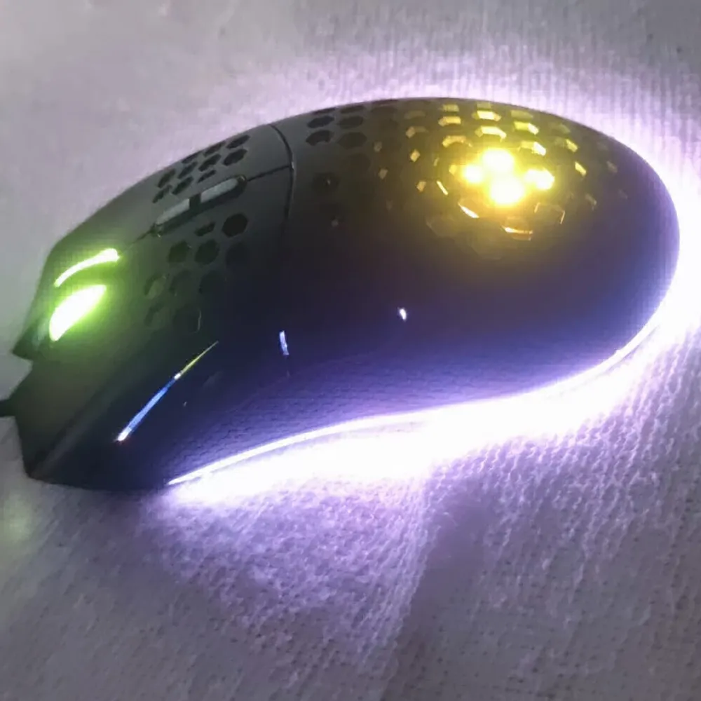 Jättefin gaming mus med LED-ljus,  nästan oanvänd och fungerar fantastiskt.. Övrigt.