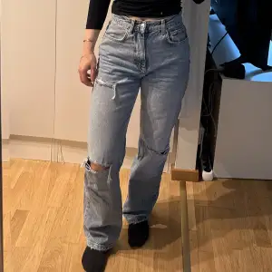 Loose high waist jeans petite, från gina tricot i storlek 34. Endast använda 4 ggr pga lite för långa. Ordinarie pris 599 kr