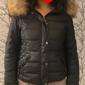 Jacka  - Storleken på jackan är M, den är knappast använd och är i bra skick. Skriv privat angående frågor 