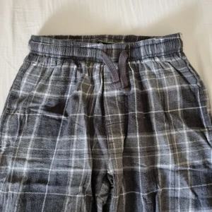 Pyjamasbyxor - Rutiga pyjamasbyxor jag älskade men som blivit för små. Små i storleken. Skriv vid frågor⭐️