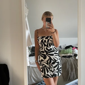 Klänning - Skitsnygg klänning från zara med prislappen kvar som helt enkelt inte kommer till användning, köpt för 359kr!☺️