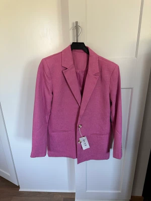 Rosa kavaj - En helt oanvänd kavaj, råkade skicka iväg fel storlek vid retur så denna passar ej mig. Original pris är 800!