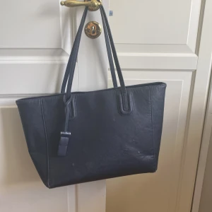 Väska - Snygg väska från Esprit!!! Finns små skrapsår utanpå väskan men inga andra defekter!