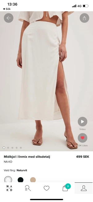 Midikjol med slits - Säljer denna (i princip nya) kjolen från NAKD. Vit i linne med slits. Köpt förra månaden, använd 1 gång. Inte riktigt min stil, därför säljer jag vidare. NYPRIS 499