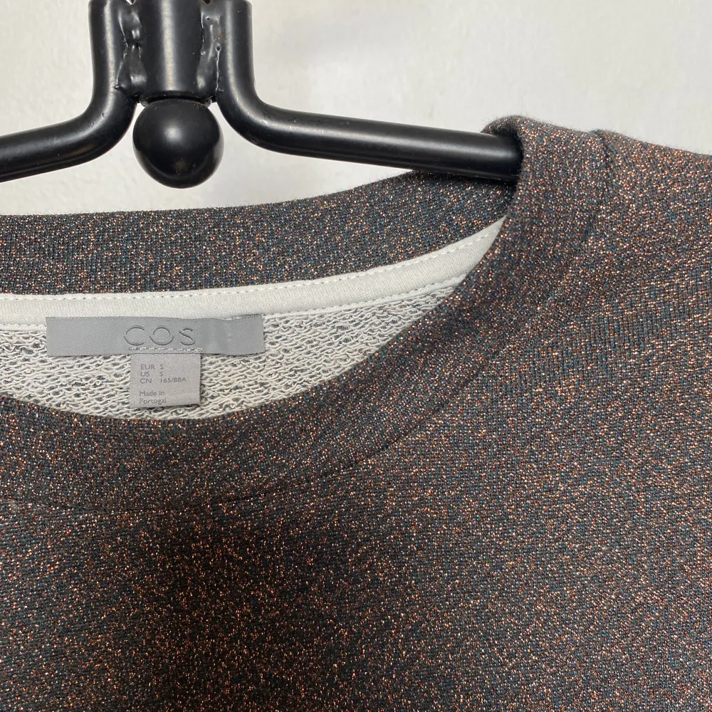 Brun-glittrig tröja/sweatshirt från Cos. Storlek S och knappt använd.. Tröjor & Koftor.