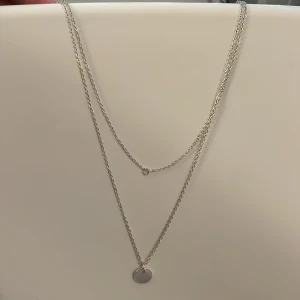 Halsband - superfint dubbel halsband som inte kommer till användning längre❤️frakten kostar 17kr.  Kontakta mig om ni har några frågor<3