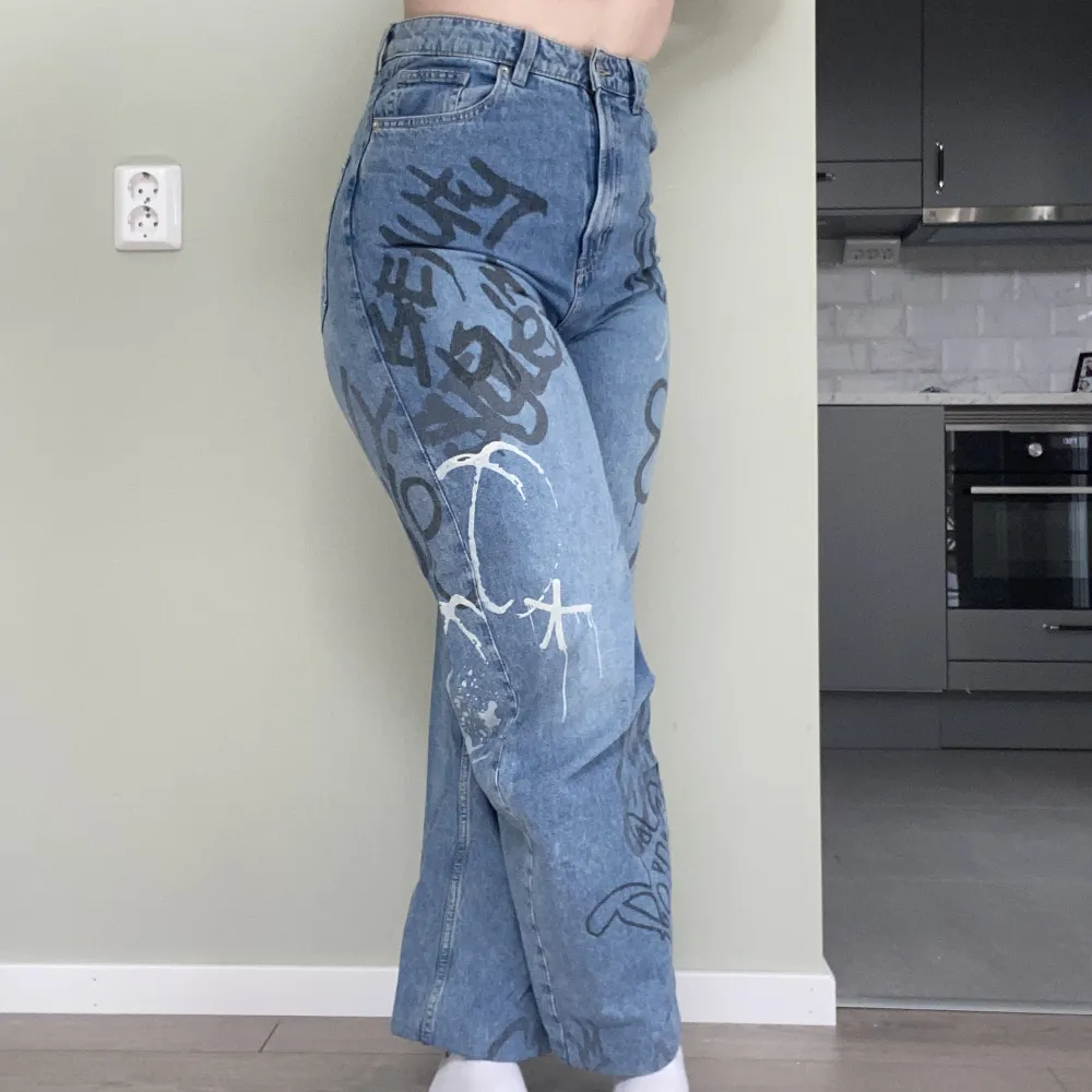 H&M Divided skater jeans, högmidjade raka ben med graffiti tryck⚔️ Jeansen är uppsydda men inget som märks av.. Jeans & Byxor.