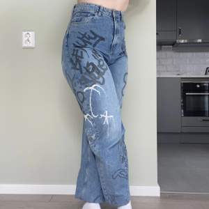 H&M Divided skater jeans, högmidjade raka ben med graffiti tryck⚔️ Jeansen är uppsydda men inget som märks av.