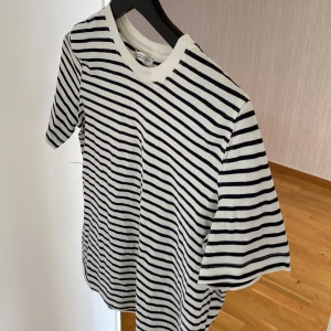 Randig - Randig zara T-shirt, aldrig använt😘