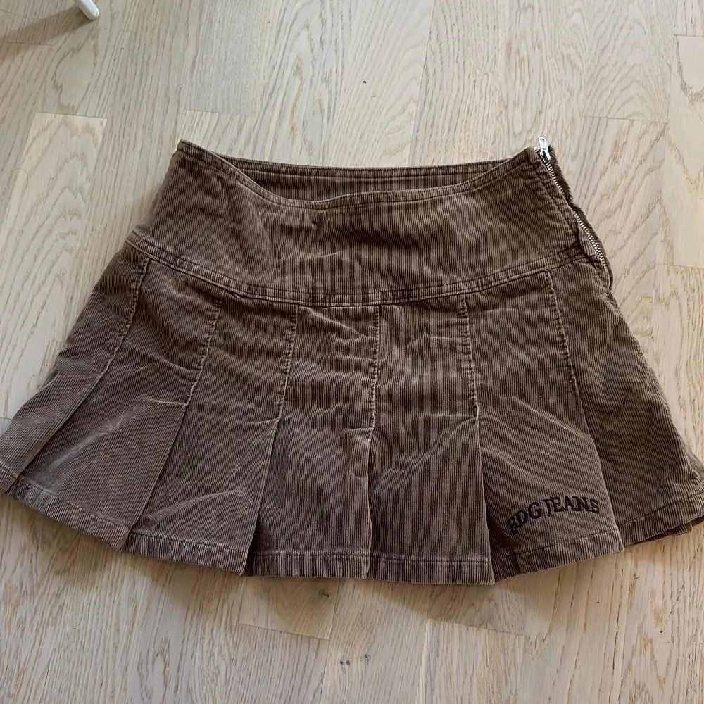 Kort kjol i brun Manchester från Urban Outfitters, lågmidjad storlek xs. Kjolar.