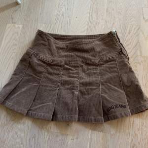 Kort kjol i brun Manchester från Urban Outfitters, lågmidjad storlek xs