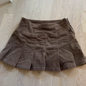 Lågmidjad mini-skirt Urban Outfitters - Kort kjol i brun Manchester från Urban Outfitters, lågmidjad storlek xs