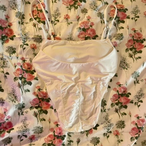 Vit topp  - Tar endast swish och frakten är 45kr! 💕 Skickar alltid bildbevis! Toppen är köpt i Malaysia 