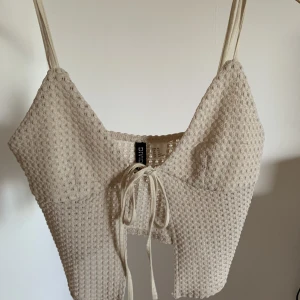Topp - Beige topp från H&M med snörning framtill, aldrig använd i strl xs🫶🏼