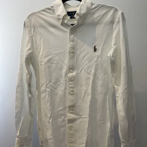 Ralph Lauren skjorta  - Vit långärmad skjorta från Ralph Lauren Använd i nyskick Nypris 1400kr Skick 8/10 Slim fit