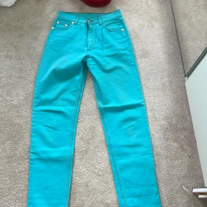 Sfarzo jeans couture - Ett par coola blåa sfarzo jeans couture med detaljer på bakfickorna.