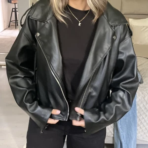 Skinnjacka  - Hej! Säljer min skinnjacka ifrån Nelly😍