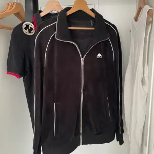 Jag säljer min moose knuckles tracksuit topp. Den är riktigt skön med sitt velour tyg på utsidan. Den kan användas som en jacka då den är varm och tjock. Den köptes på nk i vintras och jag har kvitto. Inga problem eller defekter som jag sett. 4000ish ny