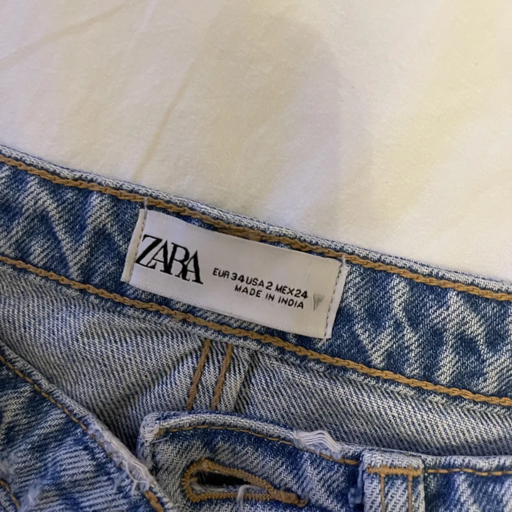 Zara jeansshorts storlek 34  Använda fåtal gånger . Shorts.
