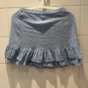 Kjol  - Kjol till knäna, mycket bra skick , blommig stil 