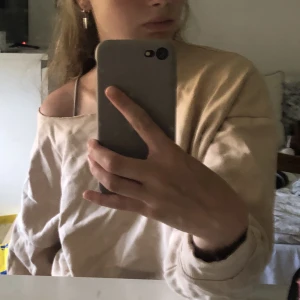 Oneshoulder tröja 🩶 - Beige långärmad med endast en axel. Okänt märke och storlek men skulle gissa på strl XS. Skriv i DM vid intresse 🩶