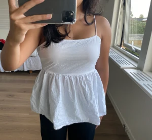 Vit topp - Vit topp från ASOS i storleken XS. Den har en justerbar knytning där bak. Knappt använt. 