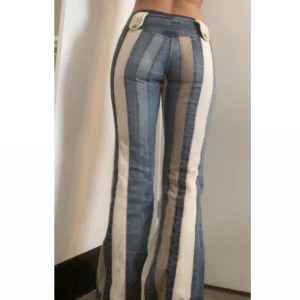 retro striped jeans - dragkedja och spänne i fram, liten till ingen stretch, köpta från Beyond Retro endast använt ett fåtal gånger💗 är 165 cm för referens.