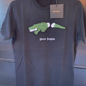 Palm Angels T-shirt  - Säljer denna fina Palm Angels T-shirten som är helt ny i storlek S passar även M.