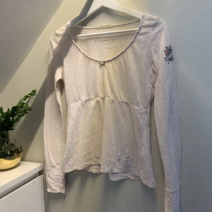 Billig Odd Molly Tröja - Ljusrosa fin Odd Molly tröja. Säljer billigt pga några små hål vid nedre kanten.
