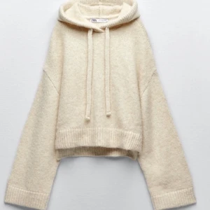 Zara stickad hoodie - En jättefin och mysig hoodie från Zara som är helt slutsåld. Hoodien är i fint skick och i storlek M-L. Perfekt till hösten!